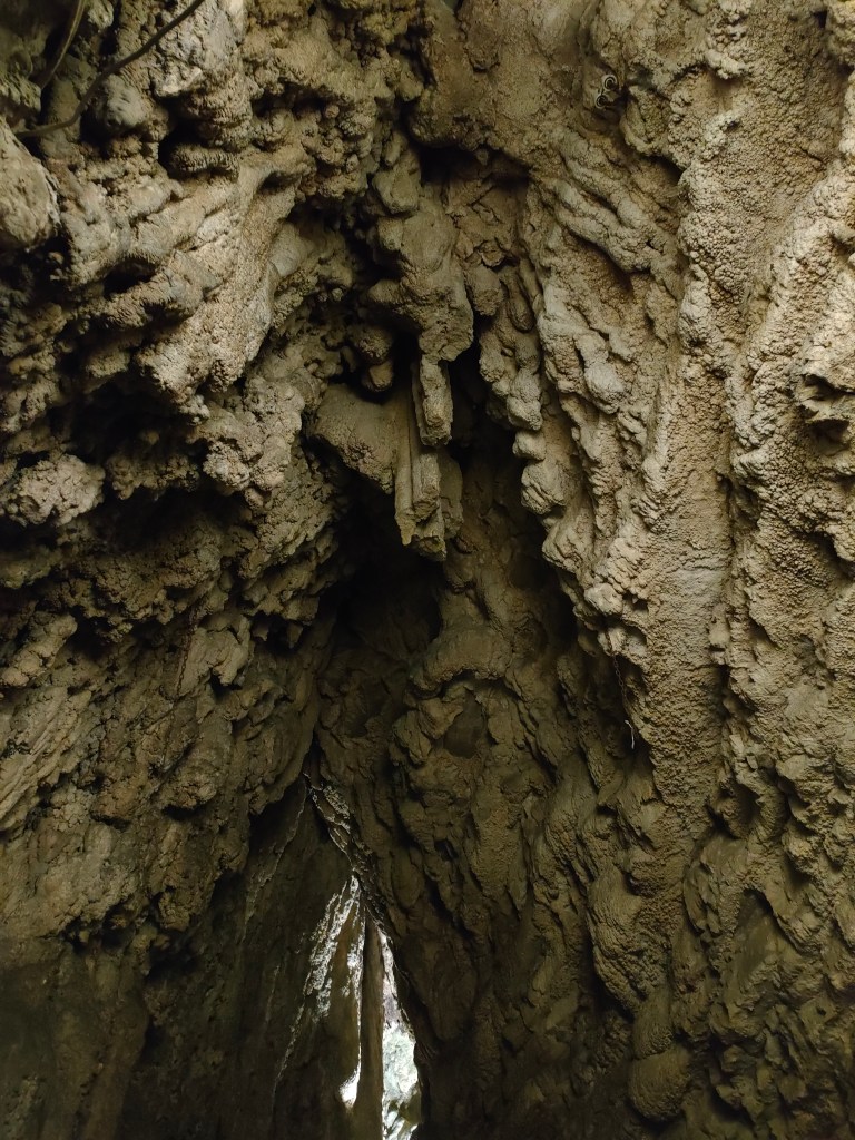 De grotten van Rescia, dichtbij de camping en zelfs met de fiets of wandelend goed te bereiken. Het zijn geen grote grotten, maar leuk om even te kijken. Grotte di Rescia, Porlezza. Huisjeinporlezza.nl