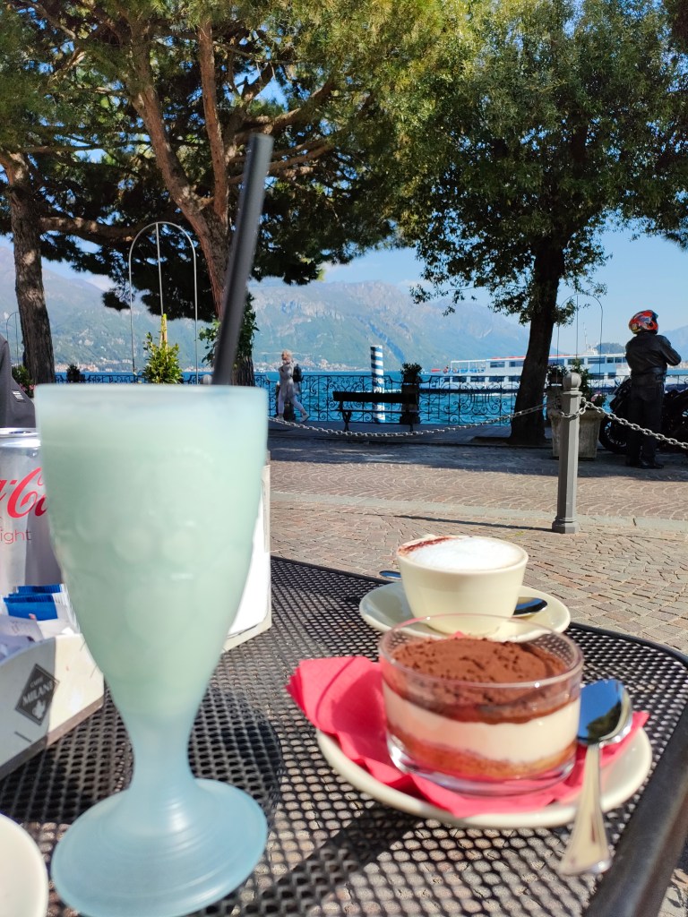 Menaggio aan het Comomeer. Aan het Comomeer liggen prachtige steden en dorpjes om te bezoeken. Menaggio heeft een mooie boulevard om.langs te wandelen en een leuk plein om wat drinken.