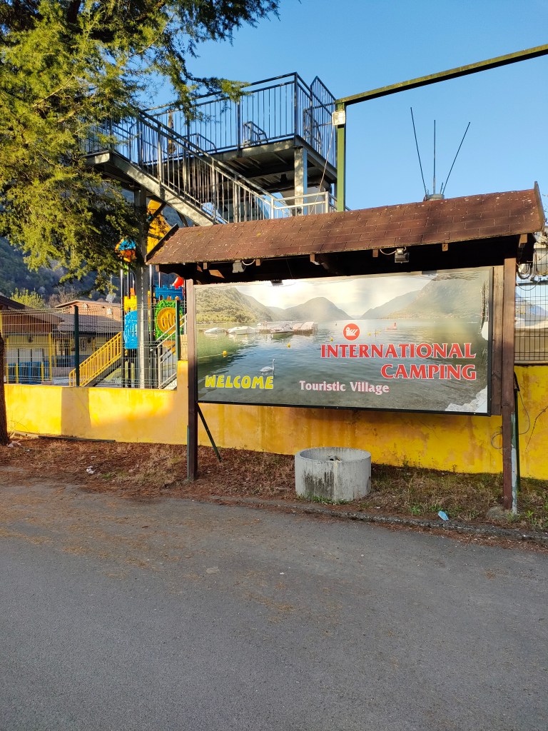 Welkomstbord van de camping.