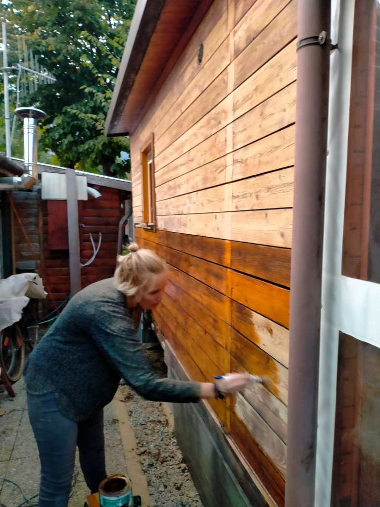 Esther brengt hier de eerste laag beits aan