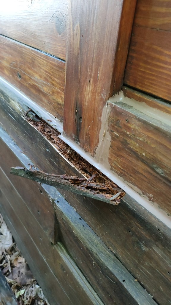 Chalet Madrid 11 in Porlezza op de camping in Italië met een verrotte plank