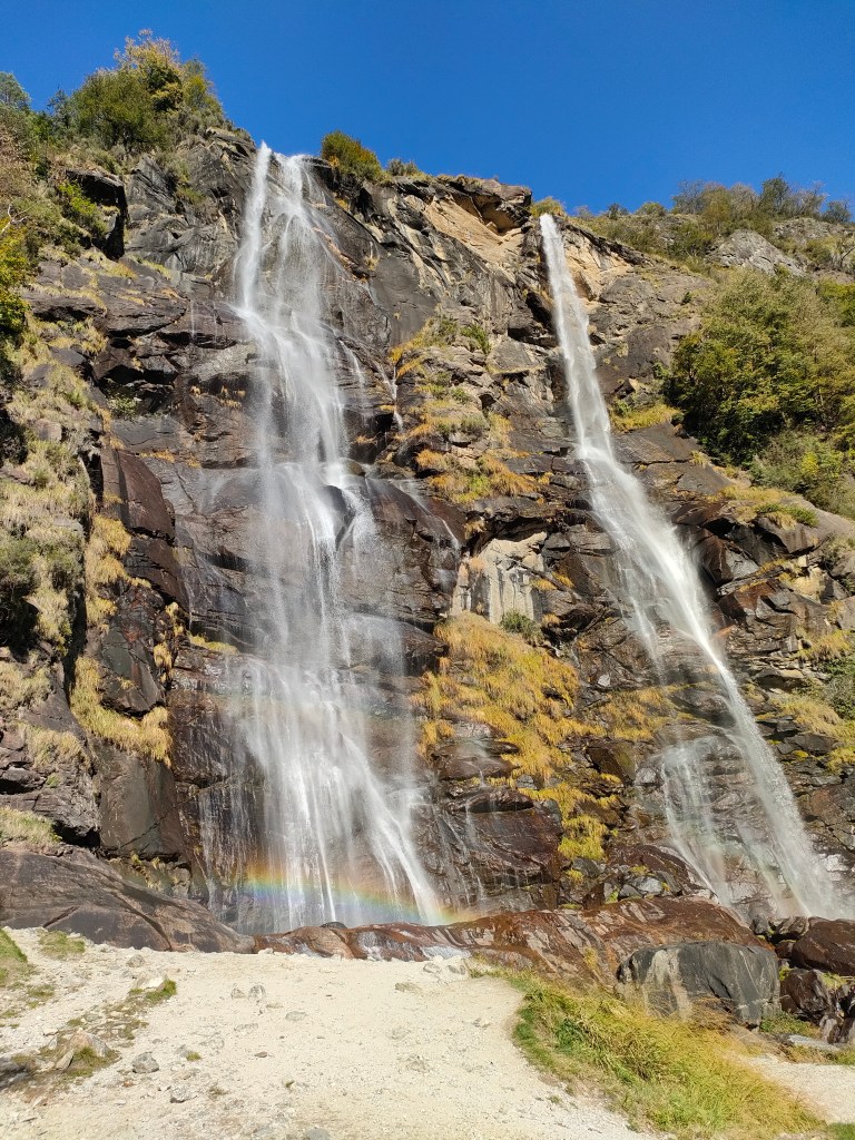 Aquafraggia waterval in Chiavenna. Prachtige dubbele waterval van 150 meter hoog.