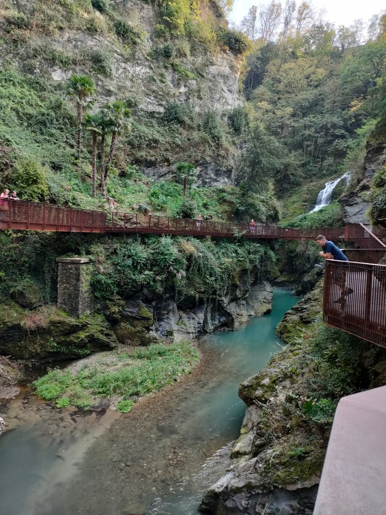 Orrido di Bellano, een 15 miljoen jaar oude kloof die door de kracht van het water van de rivier Pioverna gevormd is. Leuke wandeling over paden, bruggetjes en trappen.