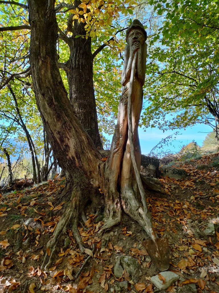 Sentiero delle Espressioni, het pad van uitdrukkingen. Een mooie wandeltocht door de bergen die je langs wel 60 houtsculpturen leidt.