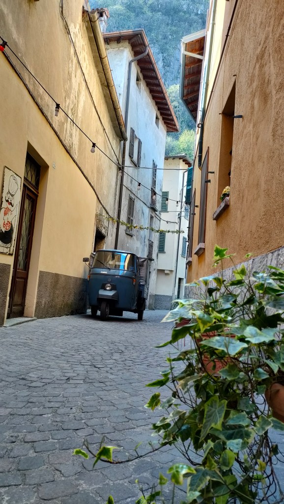Een smal straatje in Porlezza.