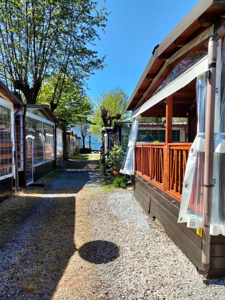 Chalet Madrid 11 op camping International in Porlezza.